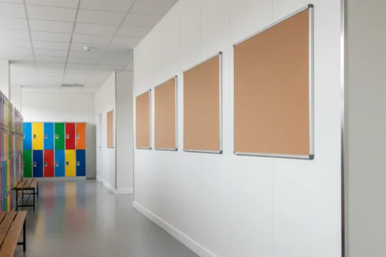 habillage mural pvc en établissement scolaire couloir résistant et durable