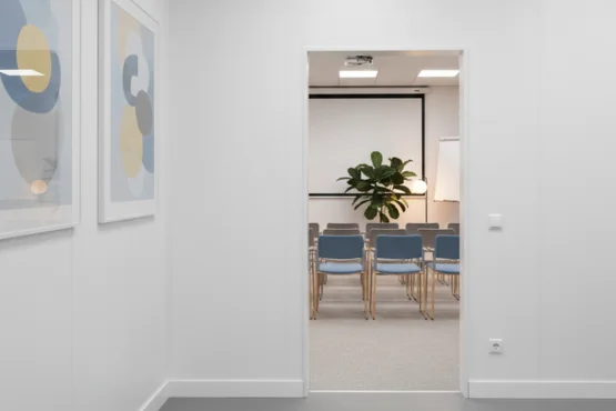 habillage mural pvc pour bureaux et locaux tertiaires couloir moderne