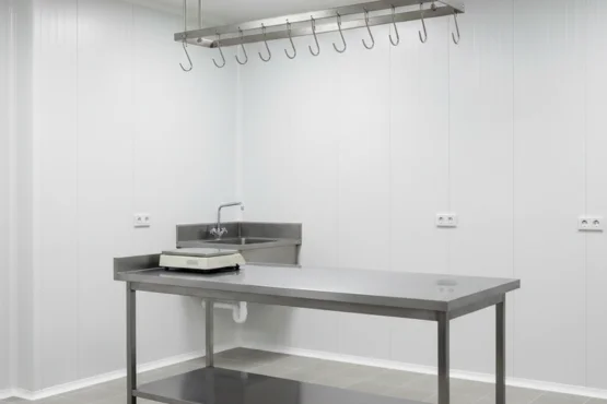 pose de plaques murales pvc en laboratoire de boucherie charcuterie
